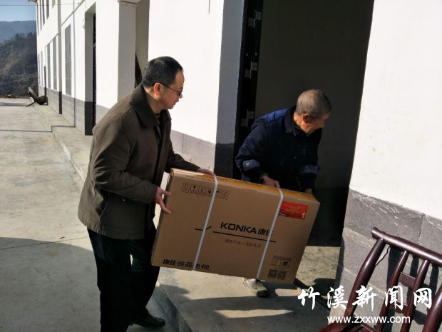郑局长慰问贫困户明平进