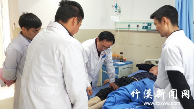 专家在骨伤科查房