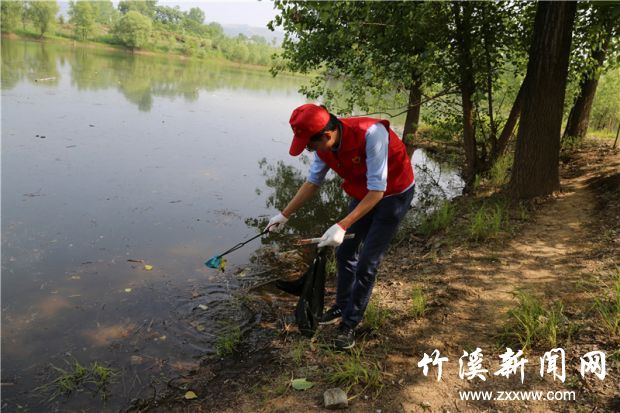 青年志愿者捡垃圾3