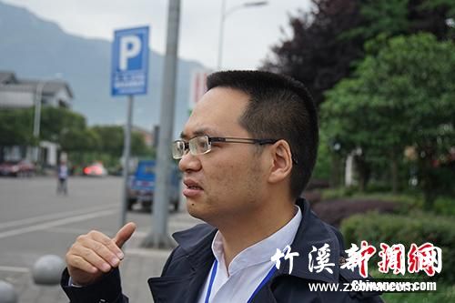 汉旺镇党委副书记王强接受记者采访。中新网记者 宋宇晟 摄
