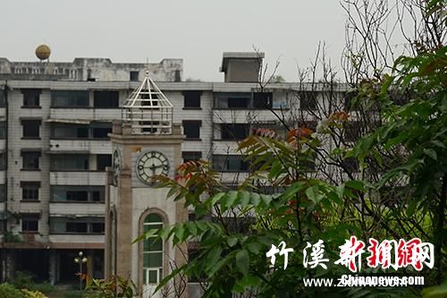 汉旺钟楼。中新网记者 宋宇晟 摄