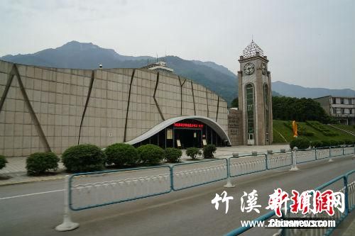 汉旺镇钟楼与绵竹市抗震救灾·灾后重建纪念馆。中新网记者 宋宇晟 摄