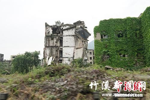 汉旺地震遗址内景。中新网记者 宋宇晟 摄