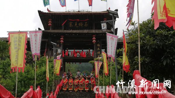 羌绣美图　羌笛新曲——汶川大地震灾后重建十年·羌寨掠影