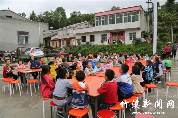 孩子们正在诵读国学经典