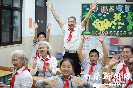 资料图：老人们在教室内和孩子们玩的不亦乐乎。泱波 摄