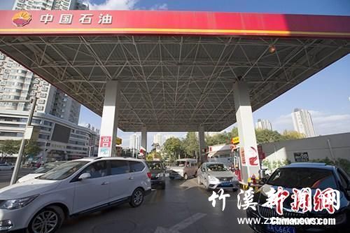 资料图：车辆正在加油站加油。<a target=