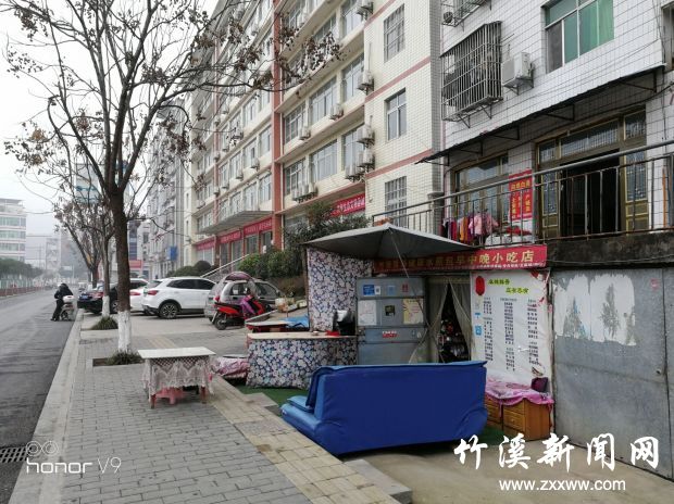 10点摄于环保局门口旁