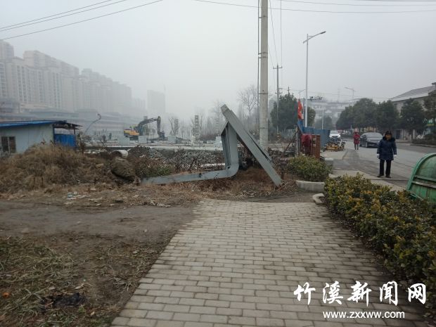 10点38分摄于高桥加油站公交站台，站台牌子倒在路边