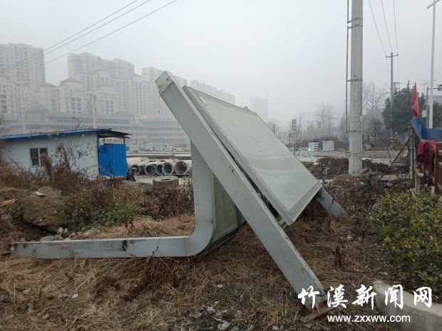 10点38分摄于高桥加油站公交站台，站台牌子倒在路边1