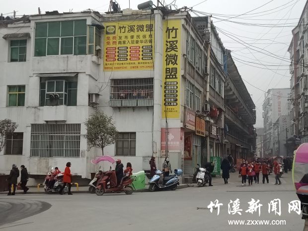11点40分摄于东城角转盘，乱贴广告