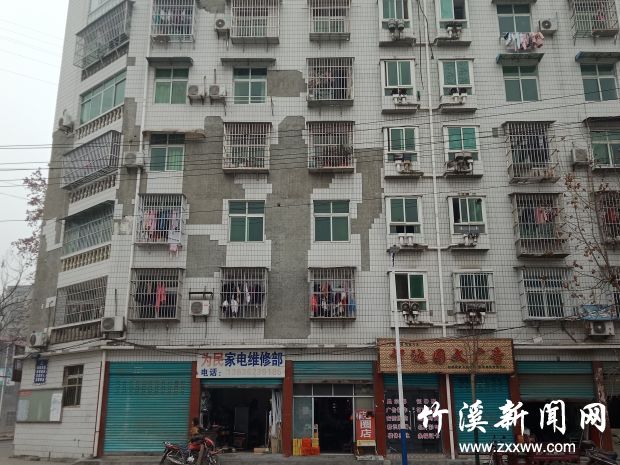 11点42分摄于东城角，墙面掉瓷砖存在安全隐患