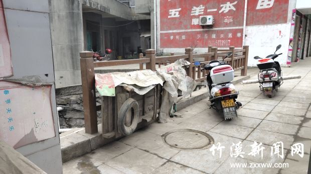 15点18分摄于中峰魁星楼公交站台后，乱停乱放