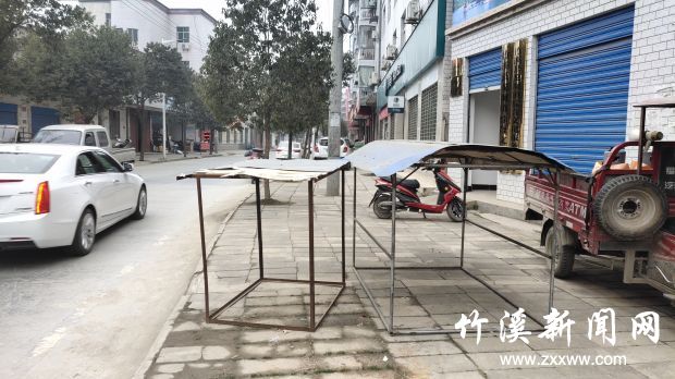 16点2分摄于龙坝镇文化服务中心，杂物占据人行道1