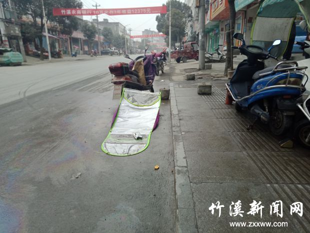 15点21分摄于中峰魁星楼，杂物乱丢