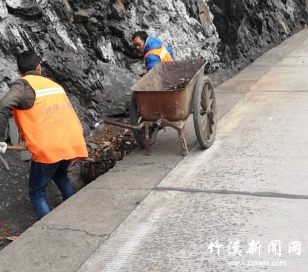 养护人员清理边沟