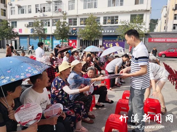 发放宣传资料