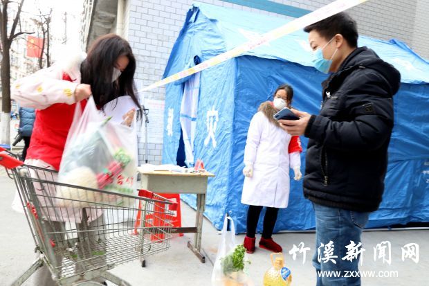 翰林院小区 送物资