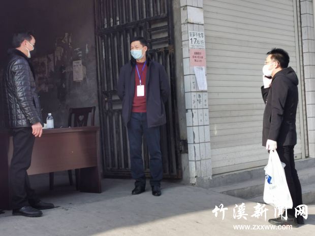 行党委书记、董事长寇华林（中）为卡口志愿者配送口罩等防护用品
