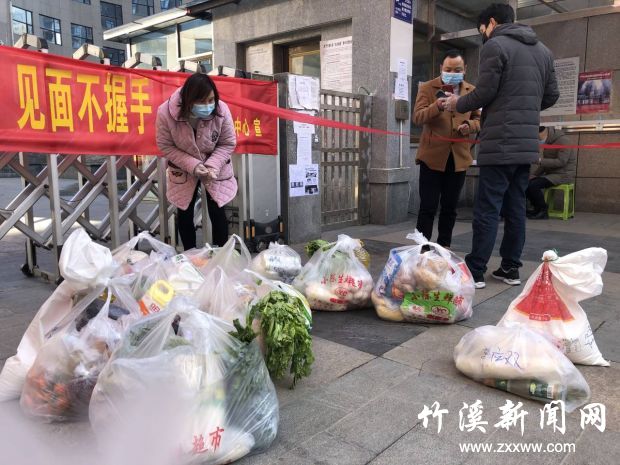 竹溪农商行志愿者为小区配送生活用品、卡口执勤中