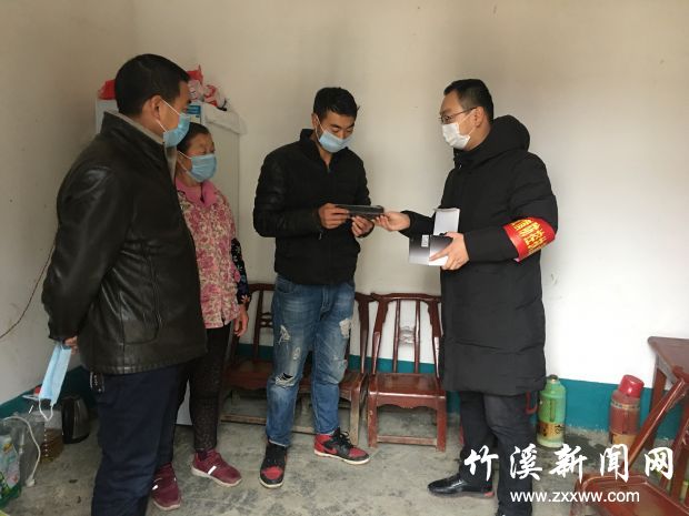 图2：为贫困发放口罩