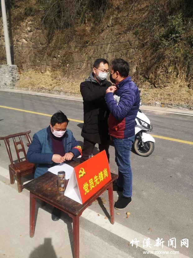 图1：党员先锋岗开展志愿者服务
