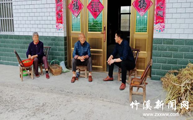 沈彬（右一）入户走访