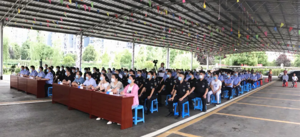 台下认真观看文艺演出的县领导和公安干警