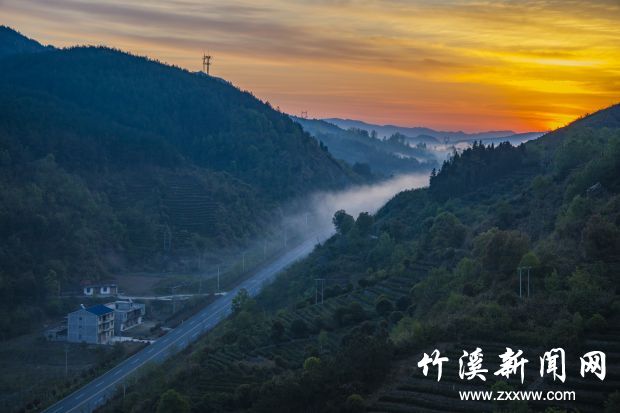 走向曙光（阚小辉拍摄于县河镇楸木垭。）