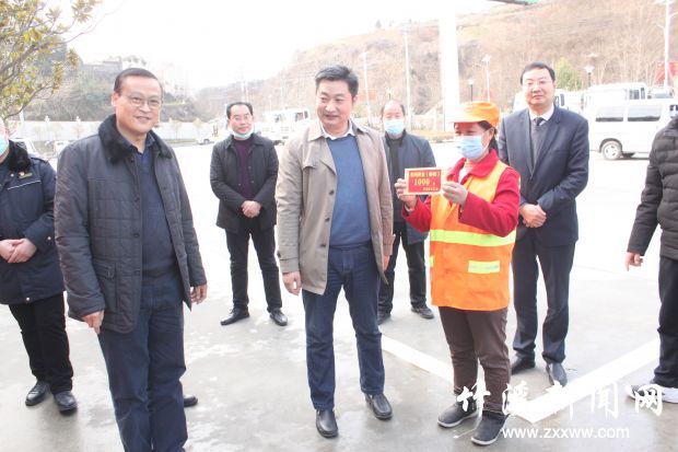 李部长慰问劳模