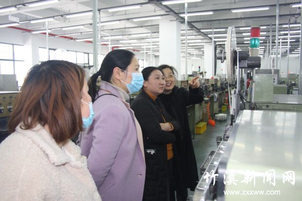 在工业园区湖北钰邦是电子科技有限公司，女同志们车间现场观看生产情况（图四）
