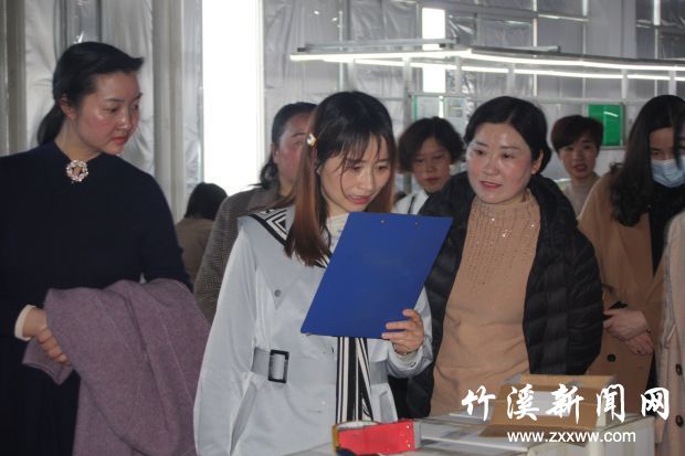 女同志们详细了解企业经营状况（图三）