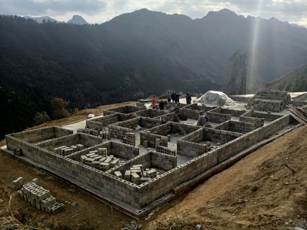 向坝村二组养猪场正在建设中