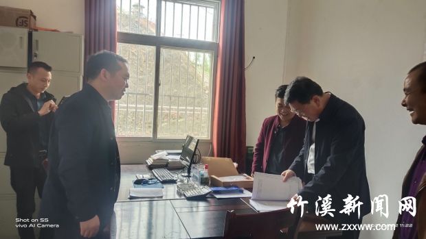县人大副主任唐秉勇到新洲督导软弱涣散党组织整顿工作1