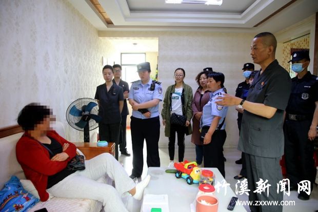 5.12同社区工作人员一起做思想工作