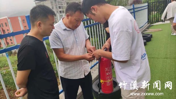城关镇开展安全生产大检查行动 (4)
