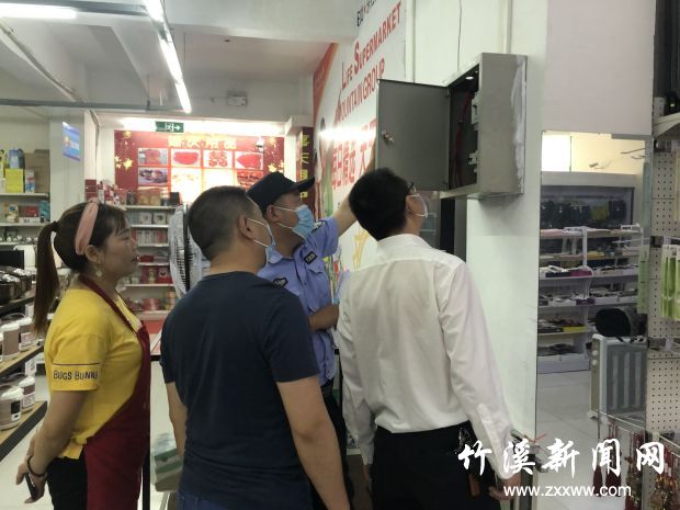 镇长陈光斌到商超检查电路安全