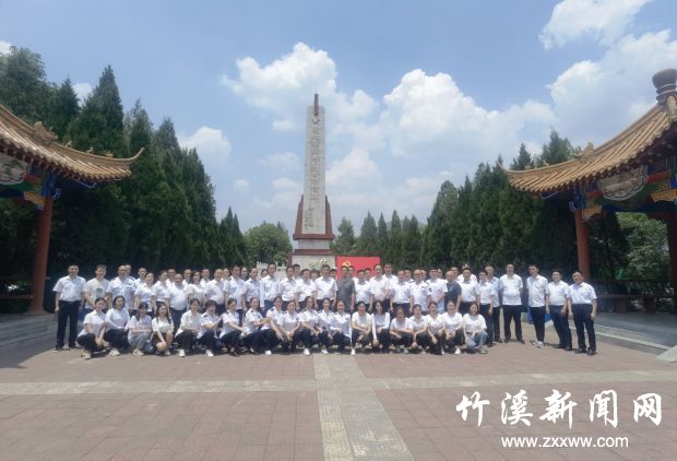红色基地合影相