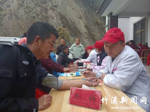 竹溪县天宝乡泉河村组织健康医疗志愿者在泉河村委会开展健康义诊志愿服务活动1