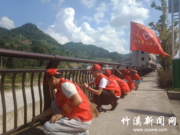 竹溪县天宝乡新时代文明实践志愿者在蔡坝集镇开展志愿服务活动.jpg