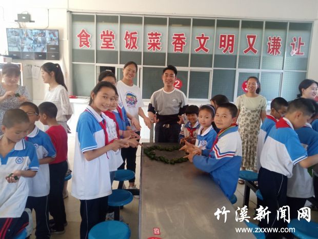 学校组织留守师生包粽子3