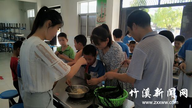 学校组织留守师生包粽子2