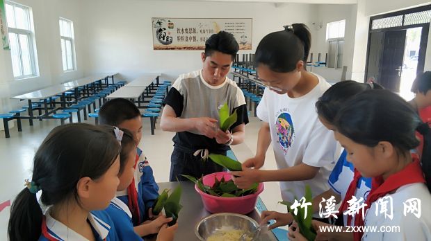 学校组织留守师生包粽子1