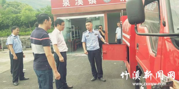 督查组查看应急车辆能否稳定运行