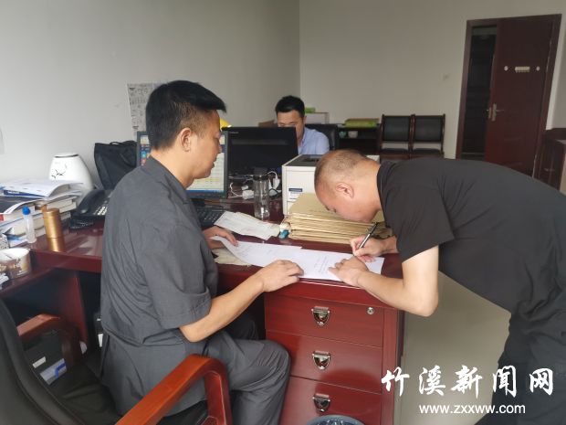 执行法官为申请人办理领款手续