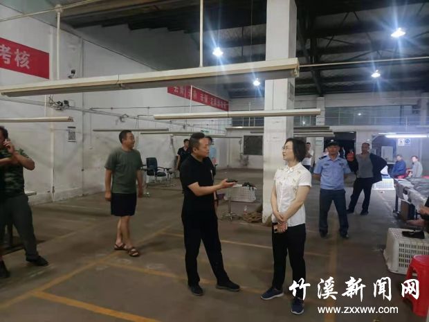 汤部长在受灾群众安置区查看安置情况2