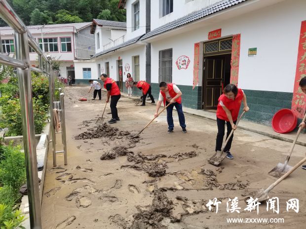 汤部长在凉桥村受灾安置点开展清扫志愿服务2