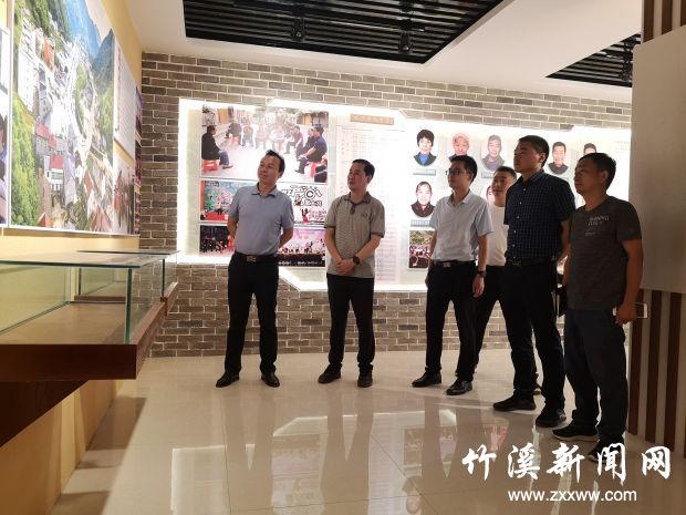参观民歌展览馆