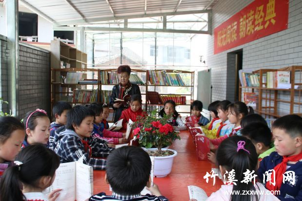 李军带领孩子们在悦读社读书2