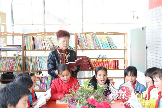 李军带领孩子们在悦读社读书3